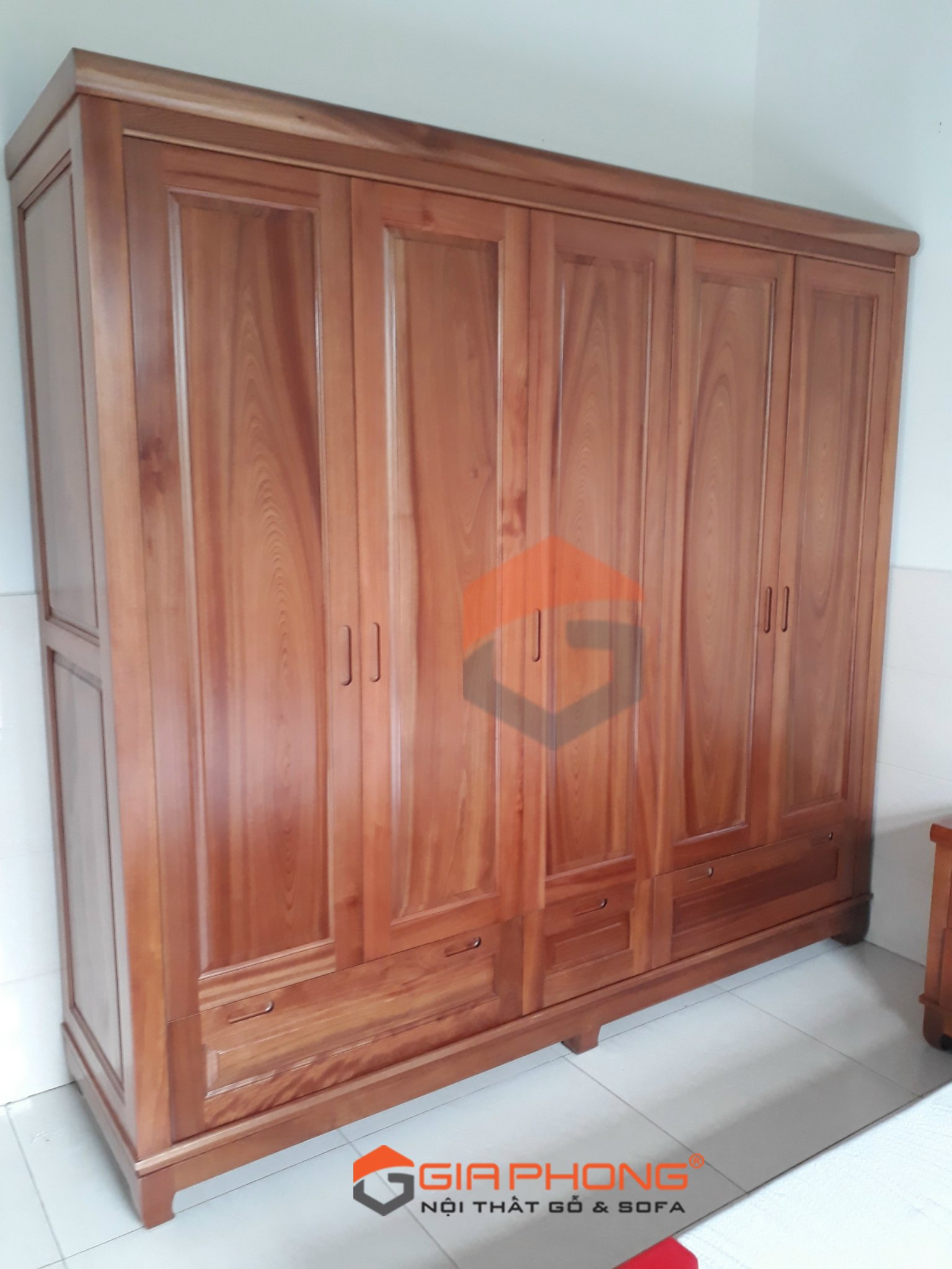 Tủ Gỗ Xoan Đào mang đến sự ấn tượng và tinh tế cho không gian phòng khách của bạn. Với chất liệu gỗ tự nhiên cao cấp và thiết kế độc đáo, bạn sẽ không thể chối từ chiếc tủ này. Bấm vào hình ảnh để khám phá thêm.