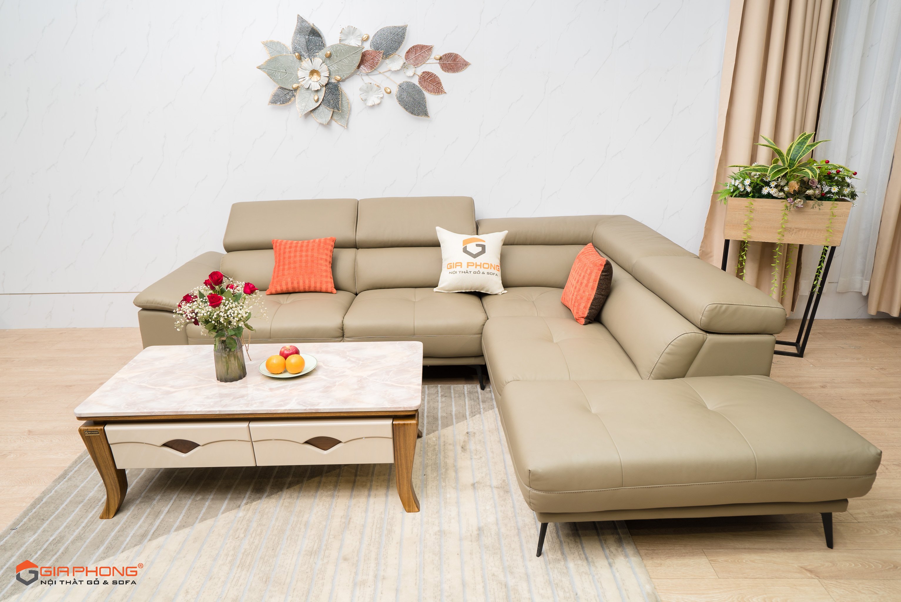 Làm sao để phòng khách của bạn trở nên đẹp hơn và sang trọng hơn? Đơn giản, hãy trang trí bằng một bộ bàn ghế sofa đẹp mắt. Tại Đà Nẵng, chúng tôi sẽ giúp bạn tìm kiếm được bộ bàn ghế sofa phù hợp với không gian của bạn nhất, từ kiểu dáng đến màu sắc, và với chất lượng đảm bảo.