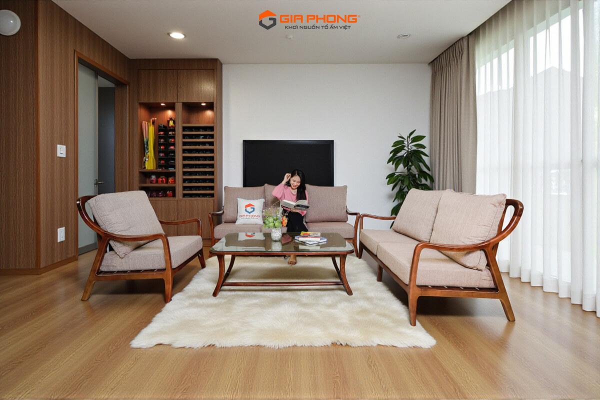 Không gian phòng khách ấm cúng với bộ BK 219 Gỗ Sồi Đức (Tần Bì - ASH) gồm một ghế băng dài và hai ghế đơn, kết hợp bàn trà gỗ mặt kính đặt trên thảm lông trắng muốt.
